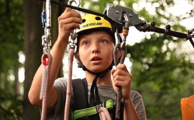 boy-climbing-climb-ropes