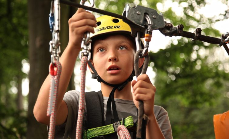 boy-climbing-climb-ropes